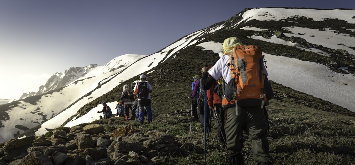 体調管理をしながら高山を歩く50代登山者