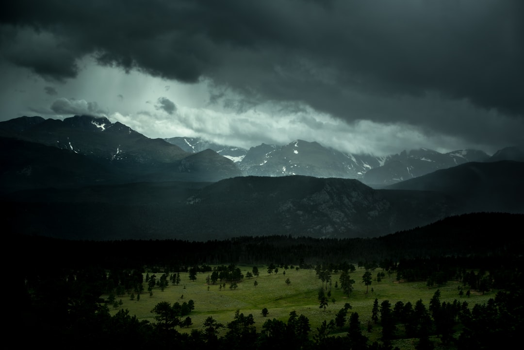 暗い雲に覆われた山々の風景