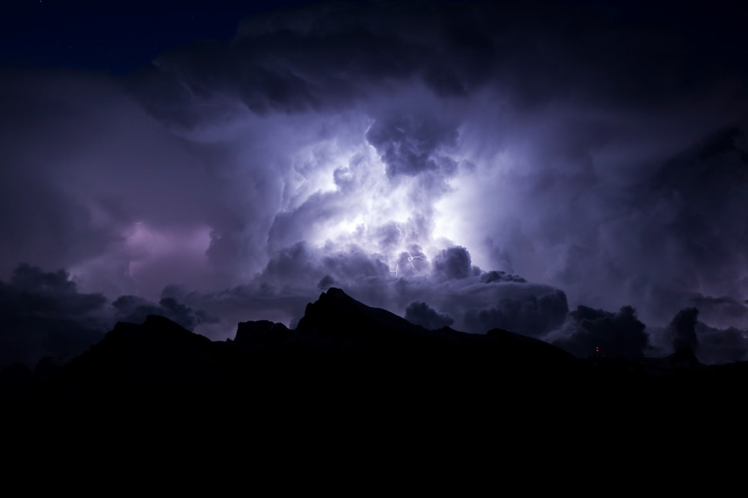 登山 雷雨 注意