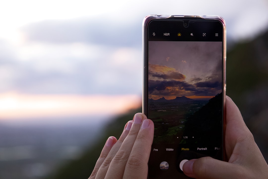 スマホで登山の写真を撮る様子