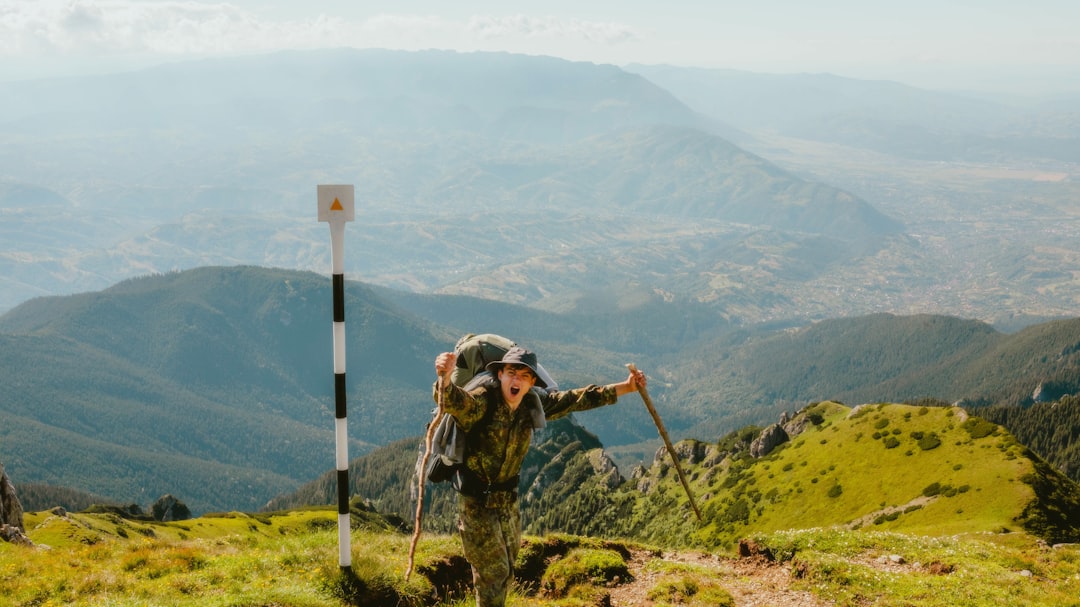 バックパックを背負って山を登る登山者