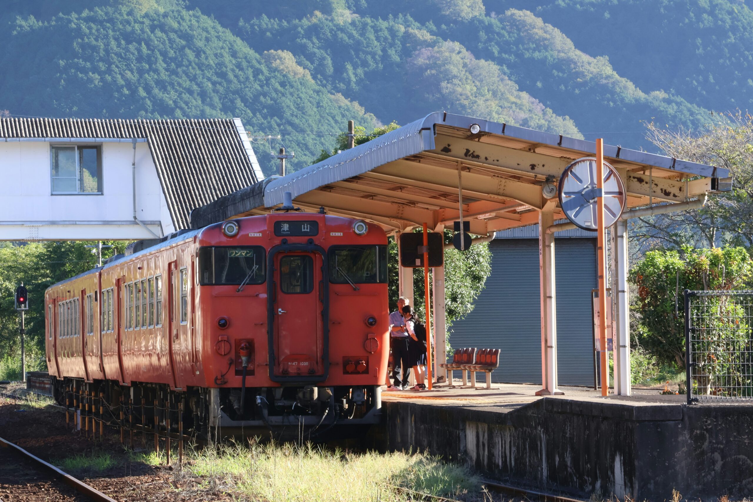 日本の地方駅に停車中の電車