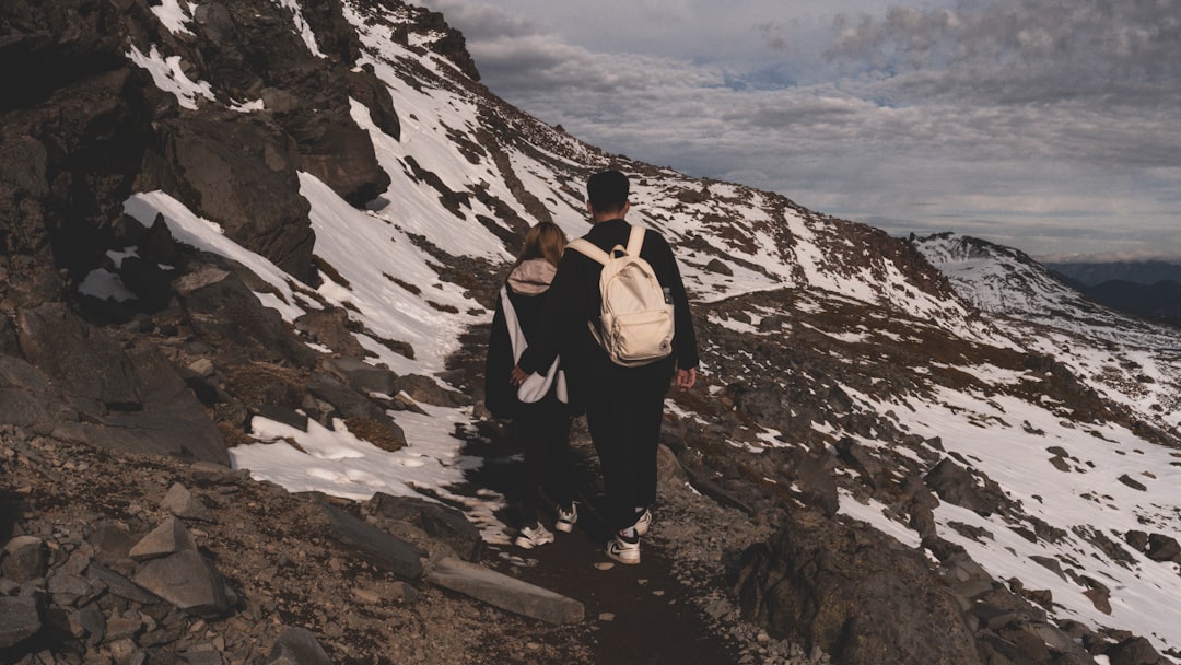 夫婦で歩調を合わせて登山する50代