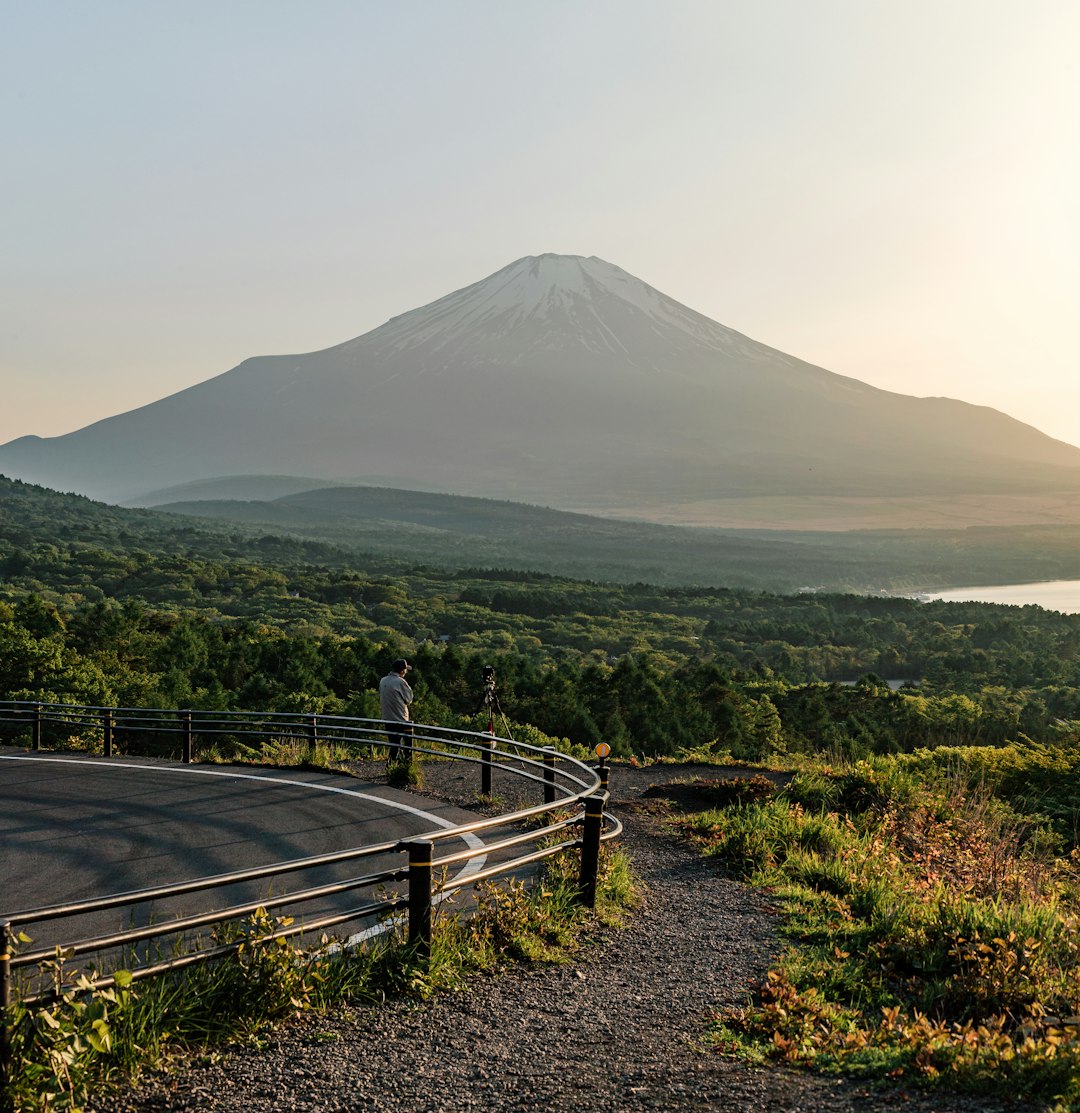 夕暮れのゴールデンアワーに輝く富士山