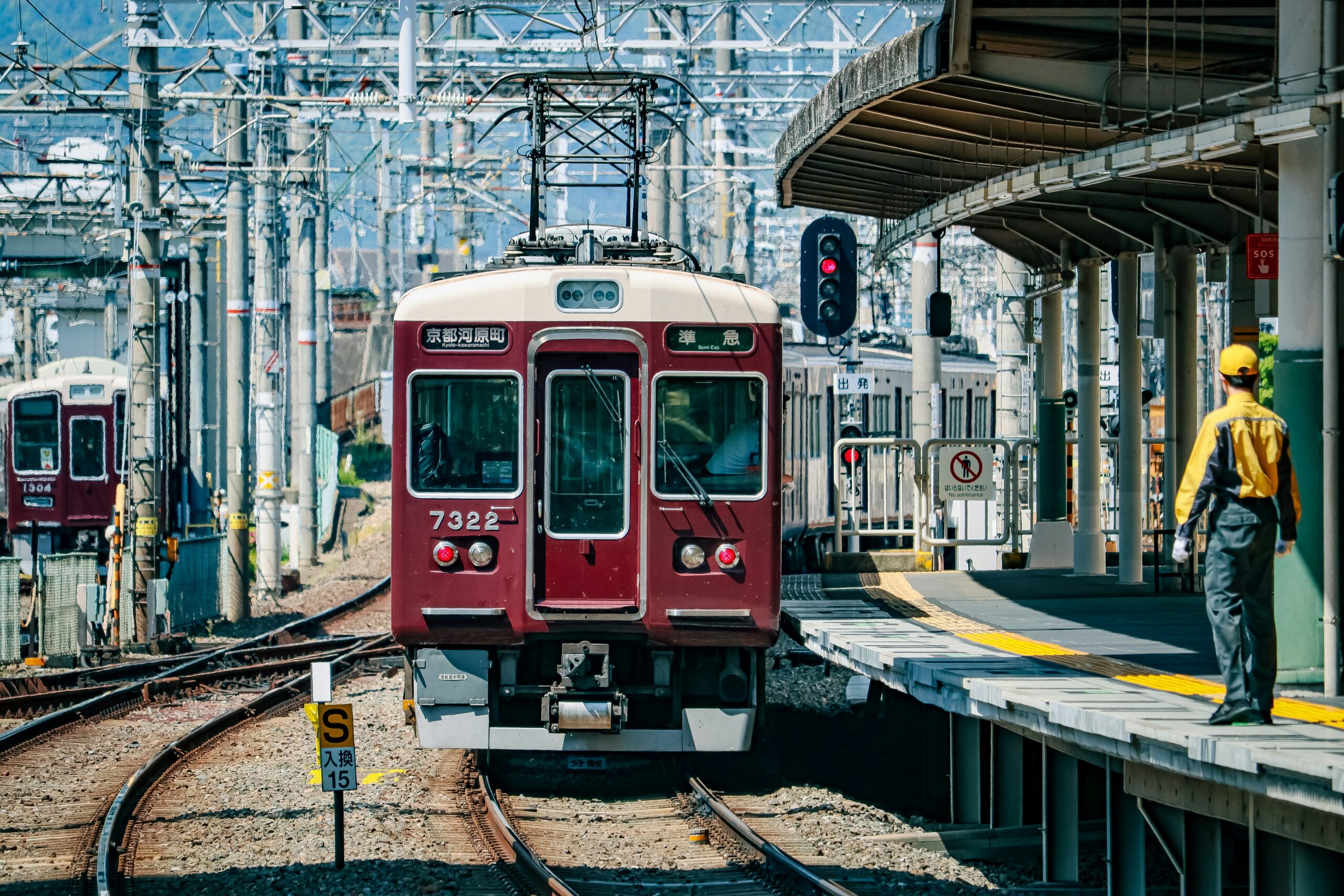 竹林の中を走るトロッコ鉄道