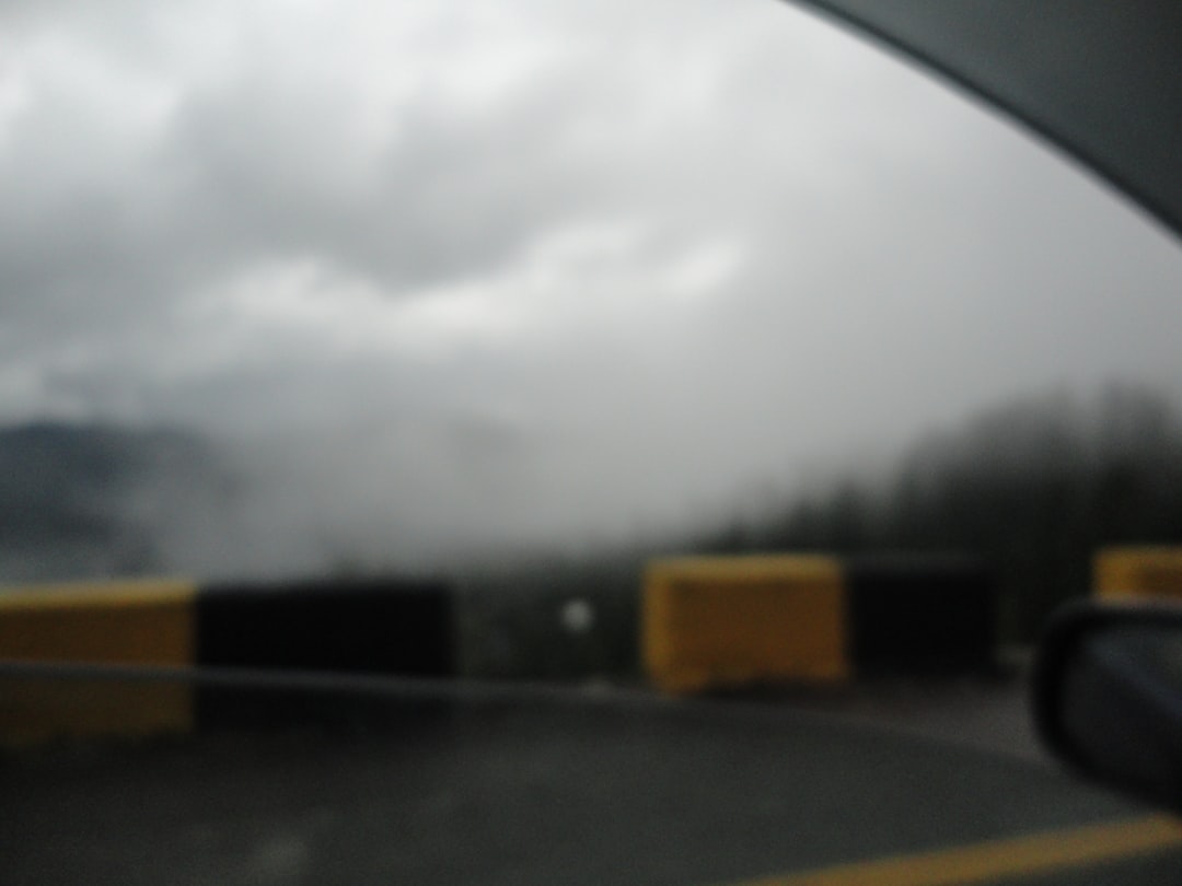 霧に包まれた山道
