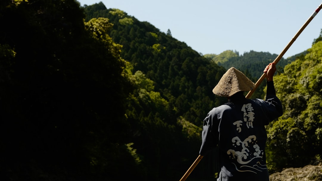 緑豊かな山道を登るハイカー