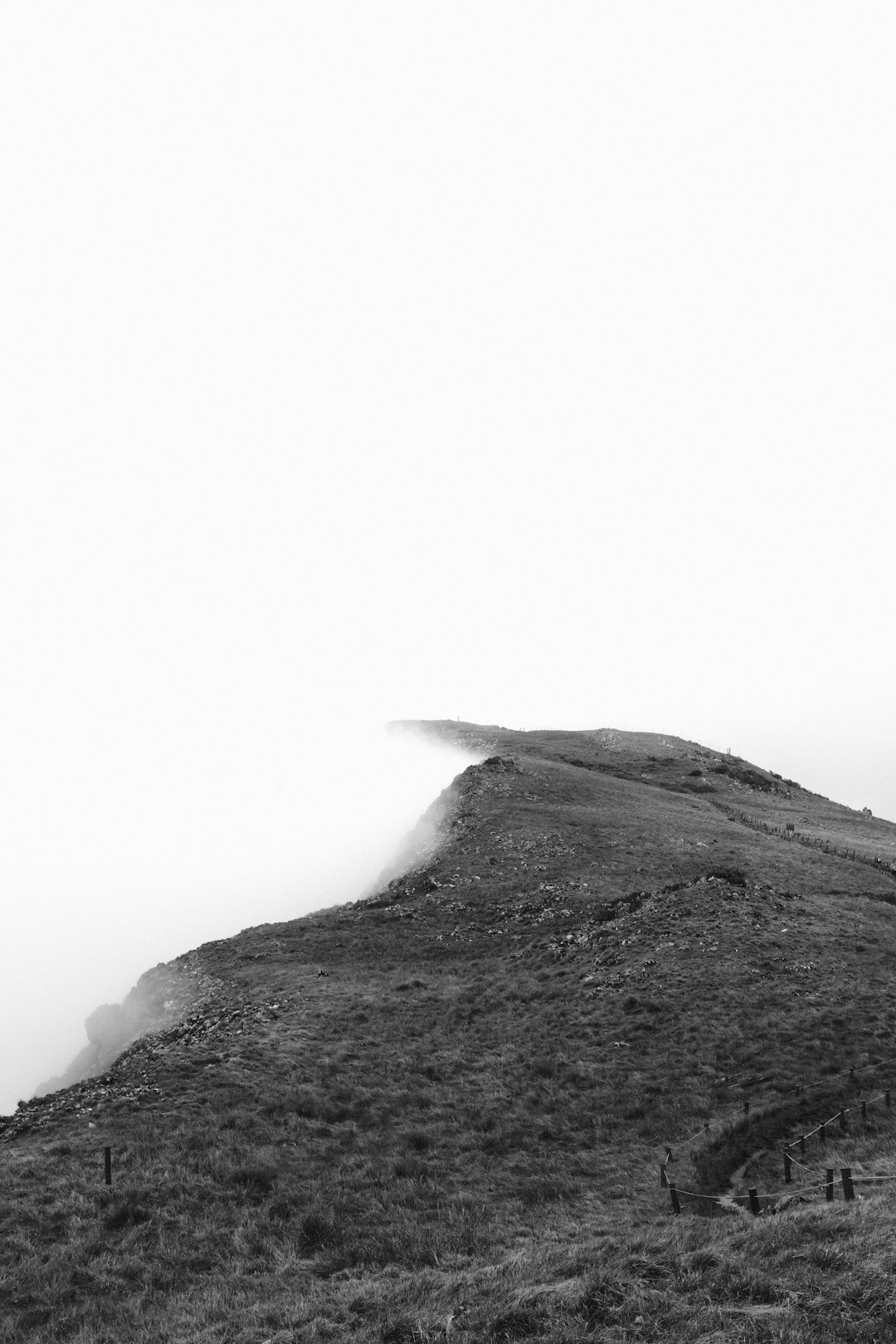 山の稜線を歩く登山者の姿
