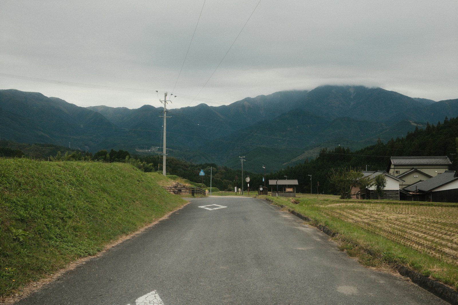 霧がかかった山道、坂が多い都市近郊