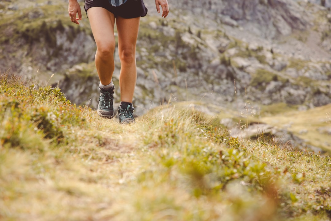 登山用コンプレッションタイツを着用した女性