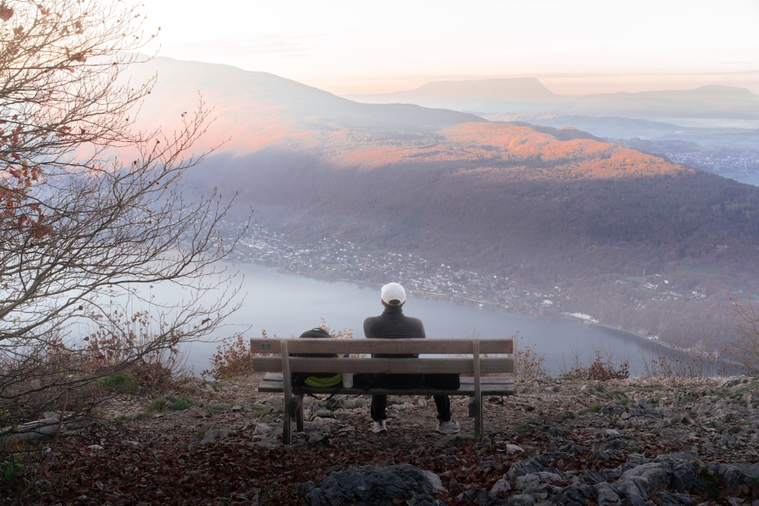 山のベンチで休憩する登山者