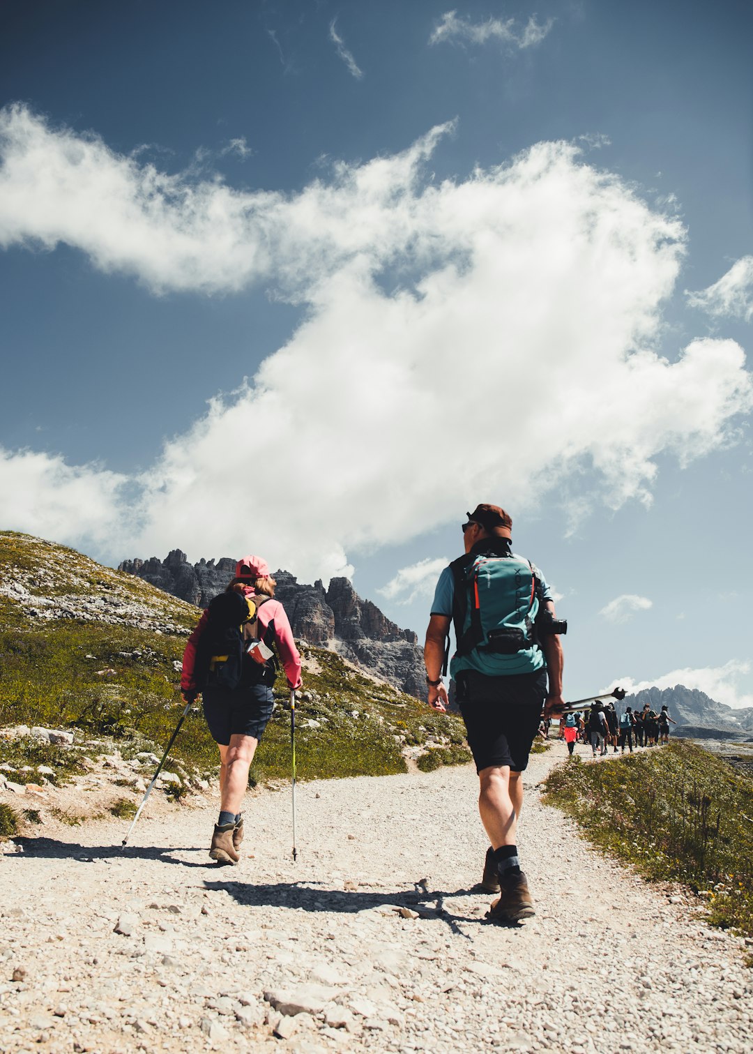 ウエストベルト付きザックを背負う登山者