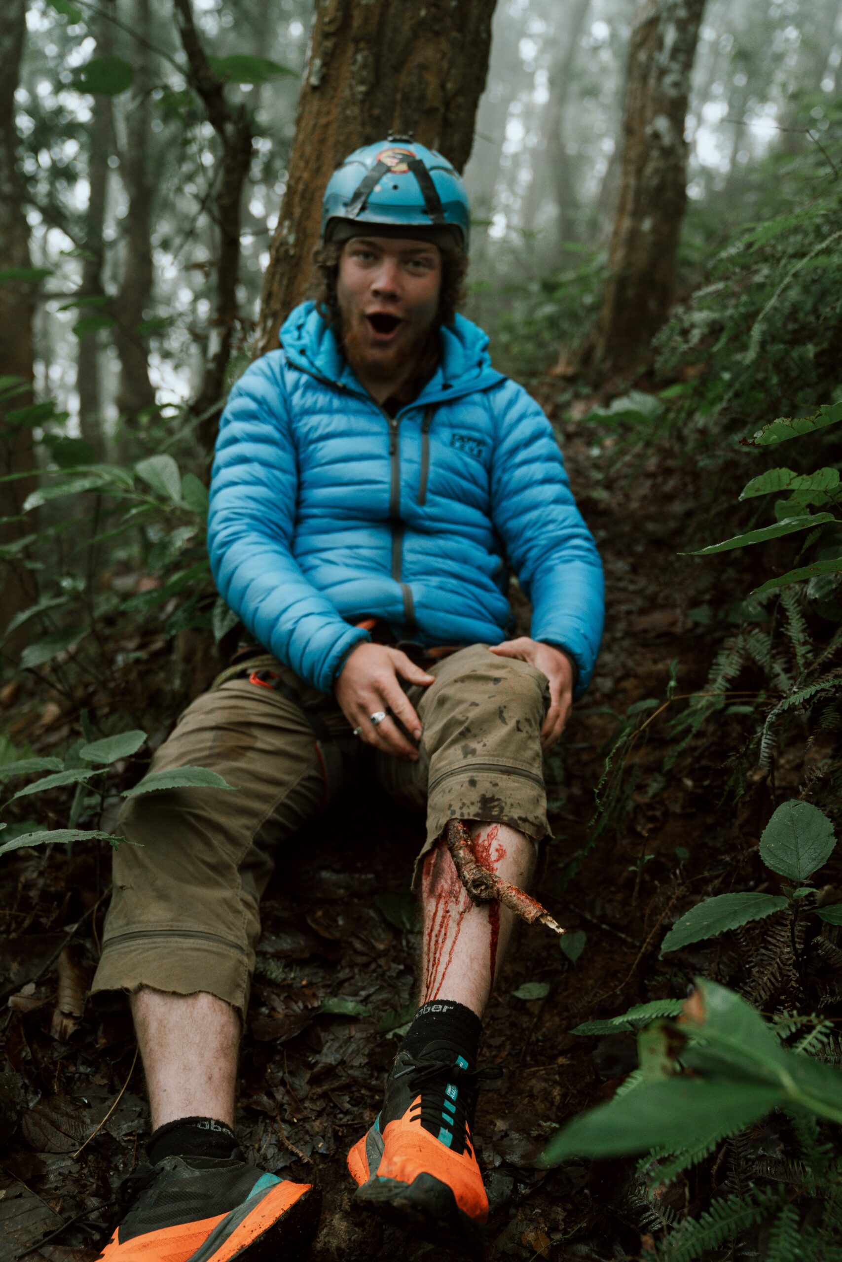 登山中に膝の痛みで立ち止まる人