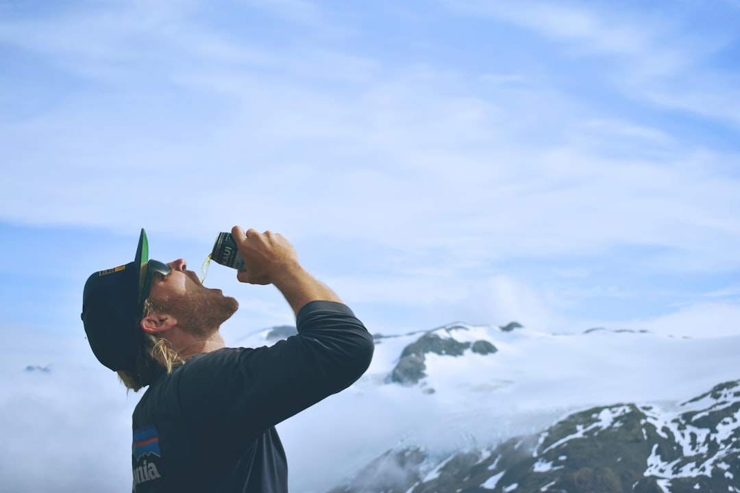 登山中に水を飲む様子