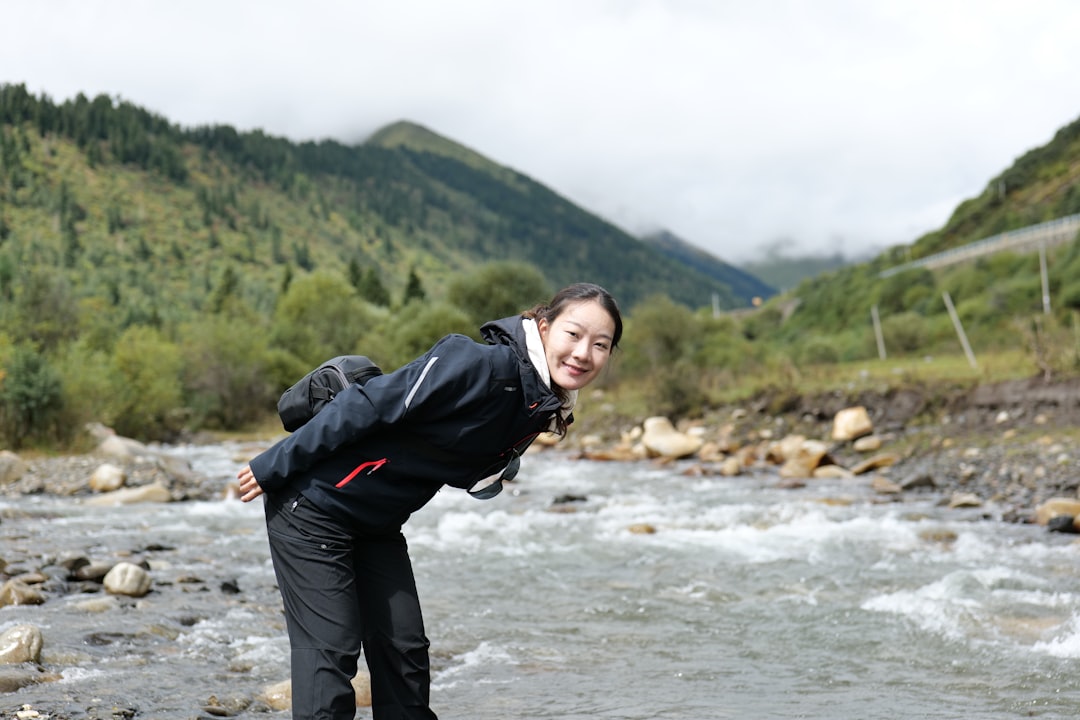 登山前にウォームアップをする人