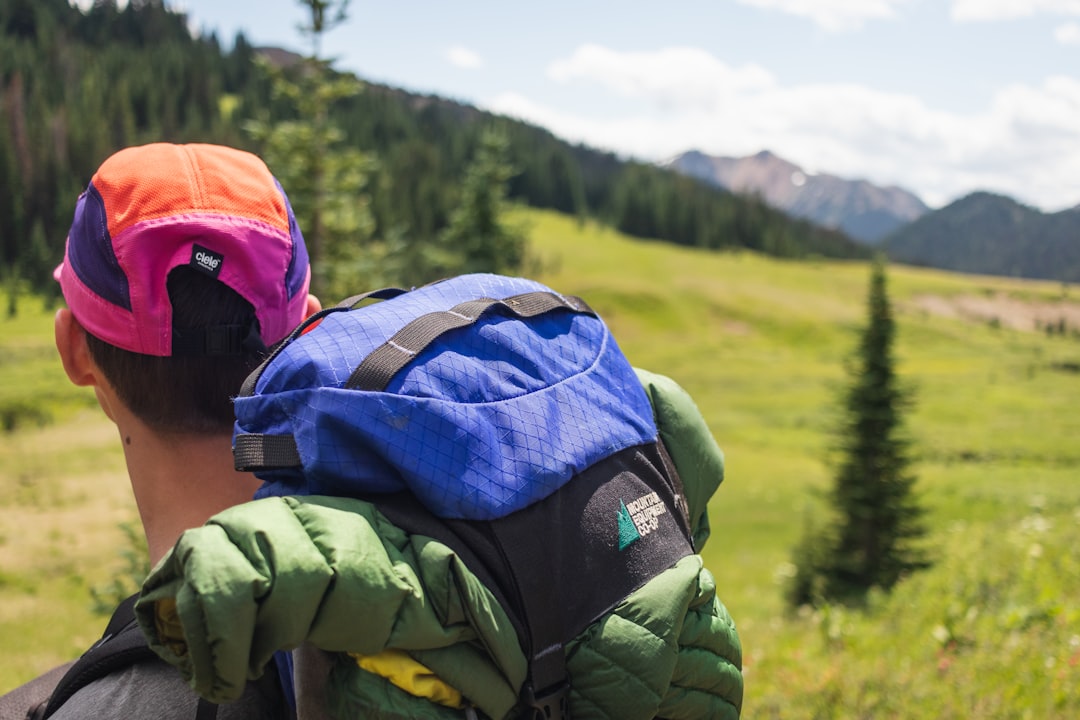 ザックで登山する男性