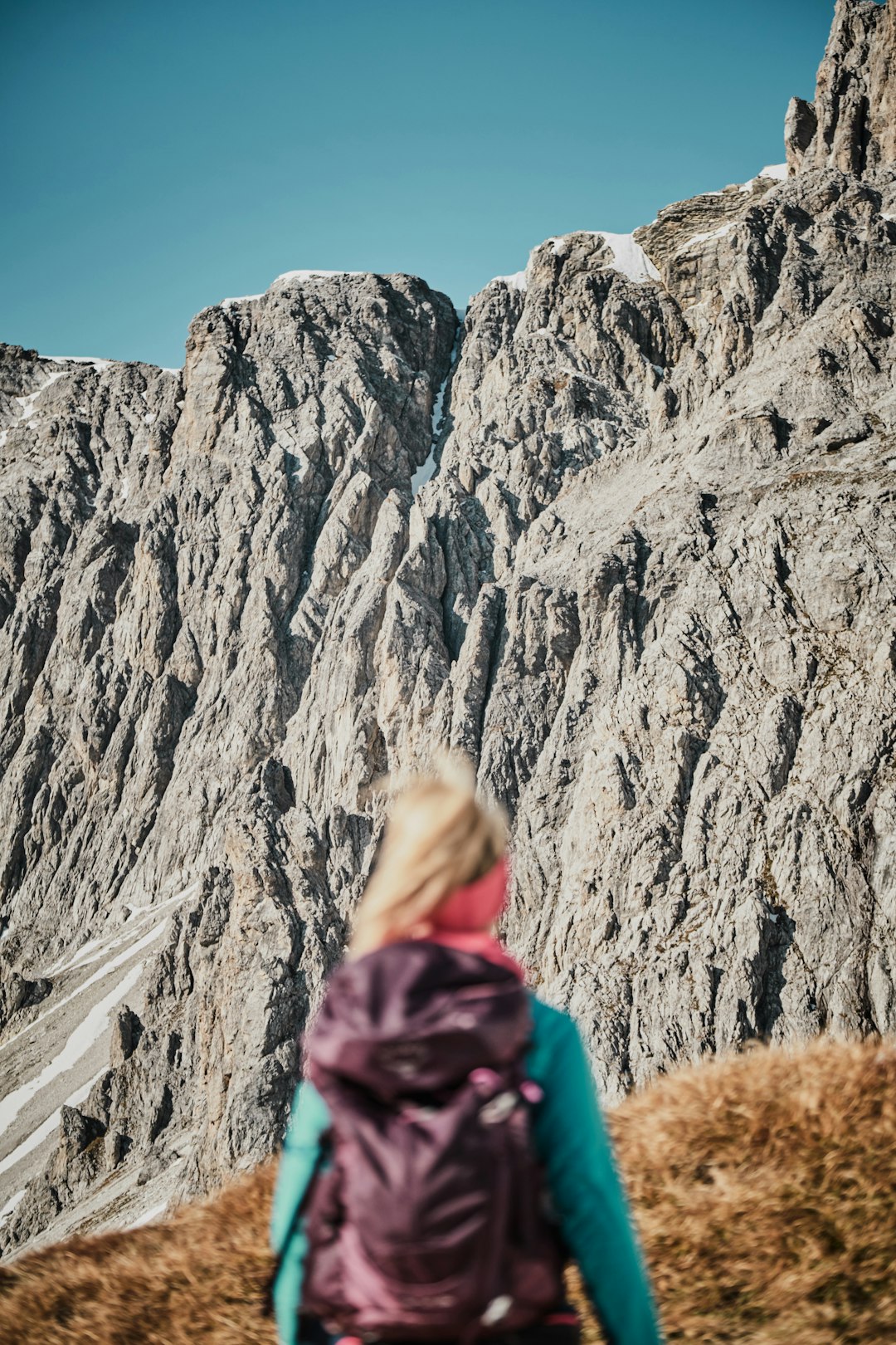バックパックを背負って山を登る登山者のイメージ