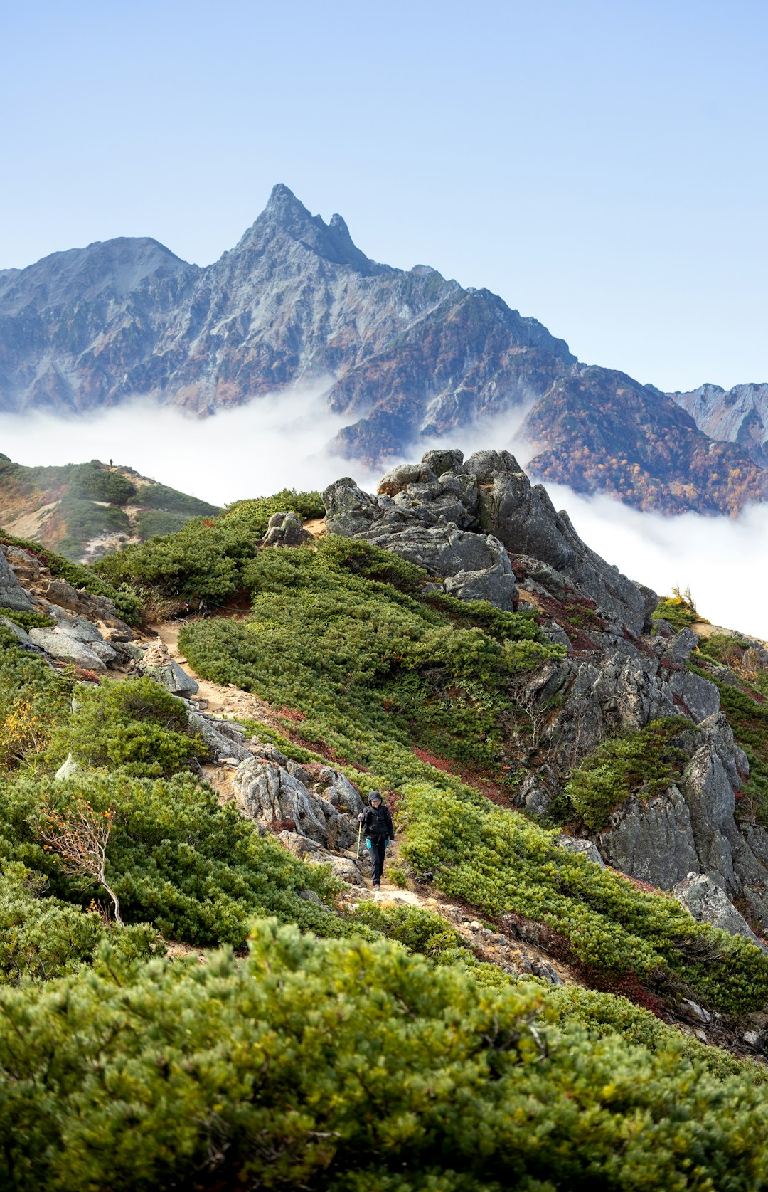 登山靴で岩道を歩く様子