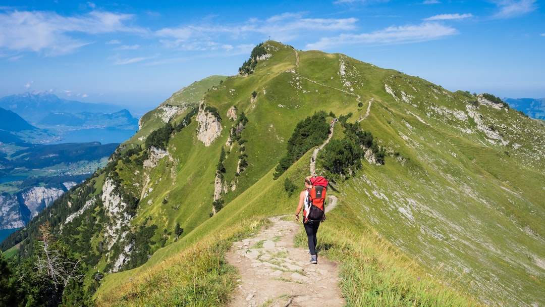 急斜面の険しいルートを慎重に歩く登山者