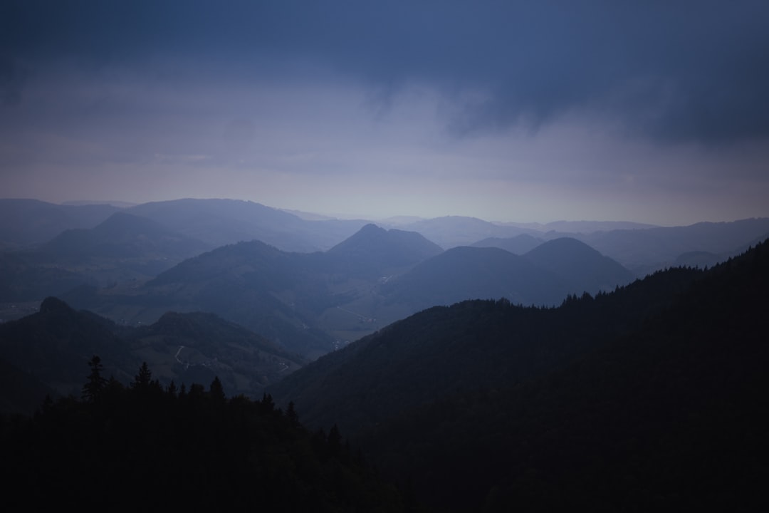 霧雨の山を歩く登山者
