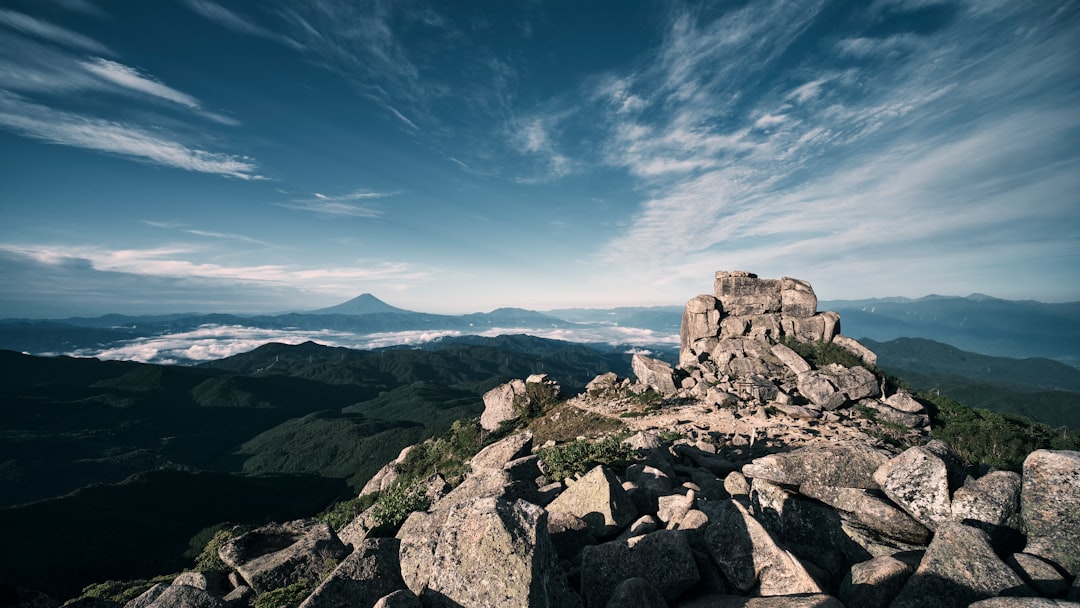金峰山山頂の岩稜と稜線
