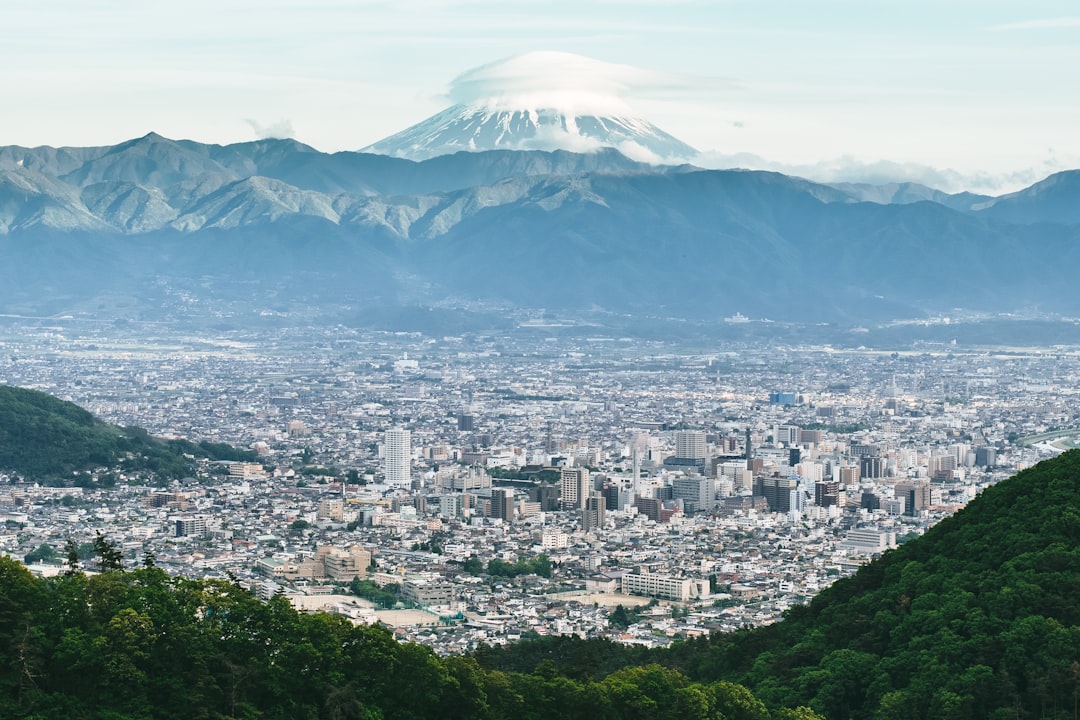 月山の山頂と稜線