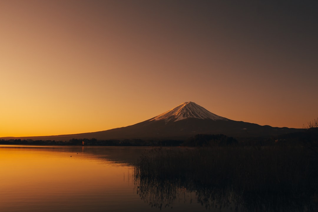 鳥海山の火山地形と日本海の展望