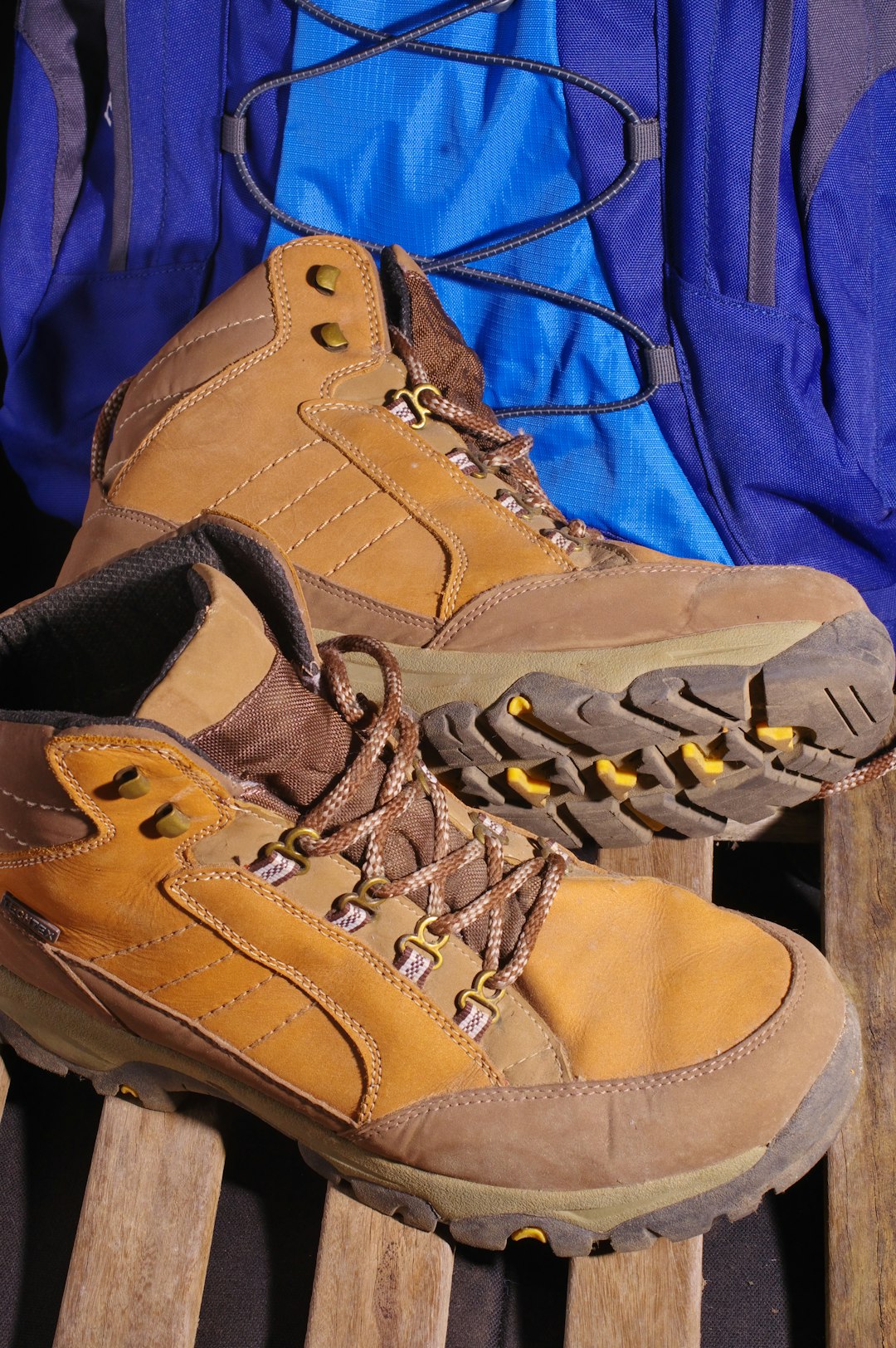 ベンチの上の登山靴。ハイカット・ミドルカット・ローカット比較
