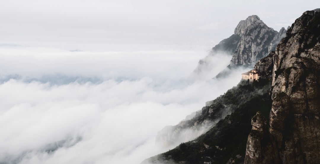 雲の上にそびえる双耳峰の山