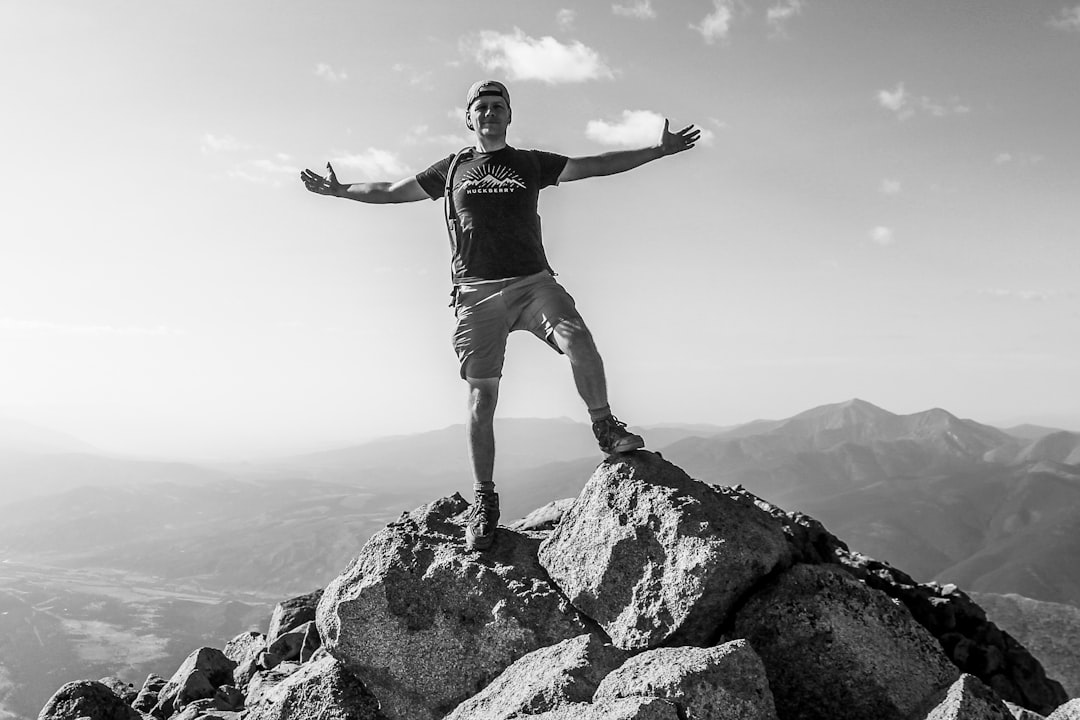 山頂の岩場を登る登山者