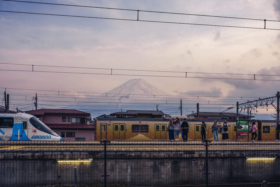 電車で浅間山方面へアクセスする駅の様子