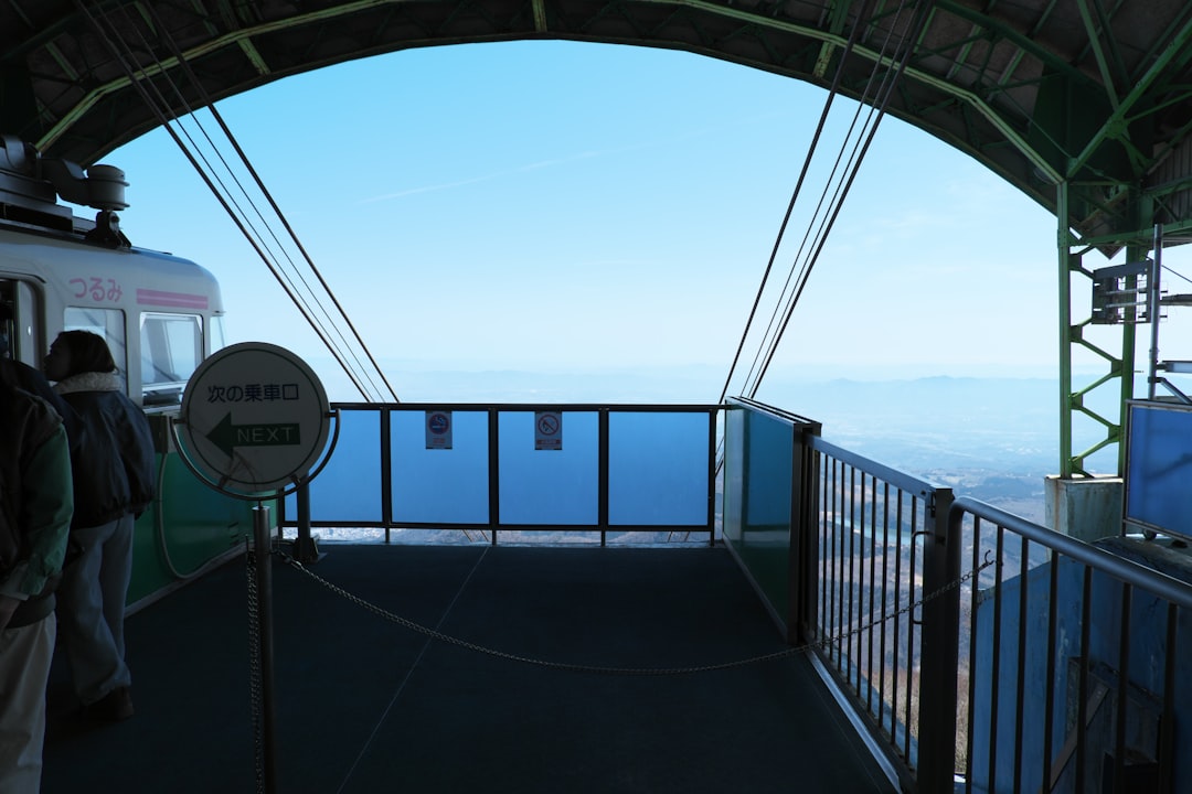 山の展望駅と青空