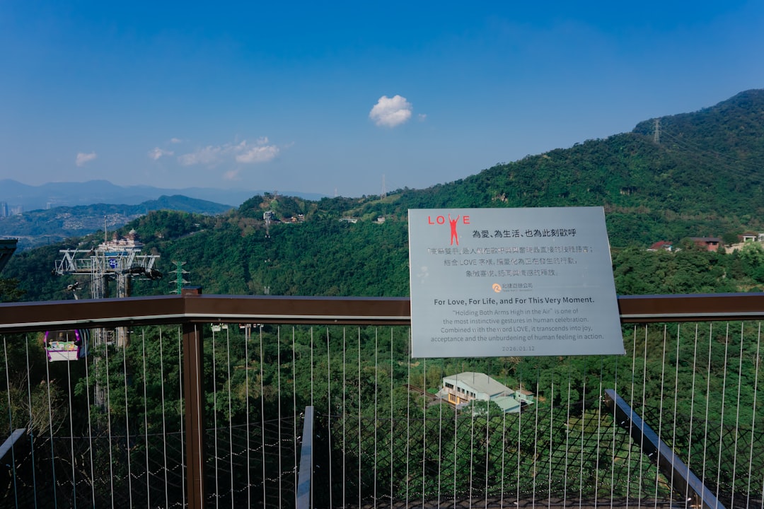 案内標識のある山の展望