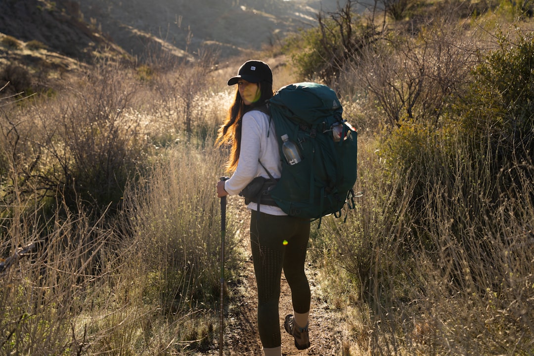 ザックを背負って山道を歩く登山者
