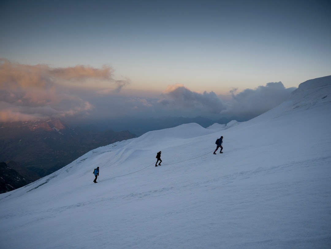 夜明け前の登山風景
