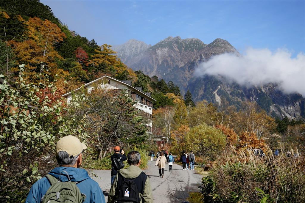山に向かって歩くハイカーたち