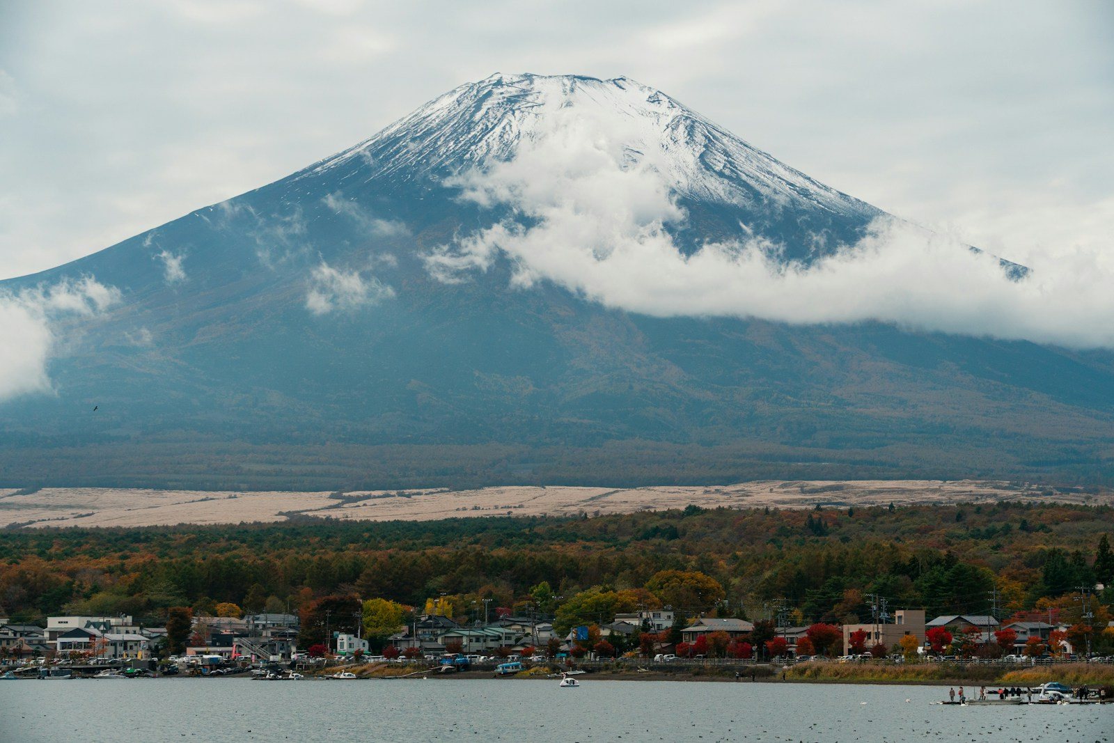 山中湖の湖畔から大きく見える富士山