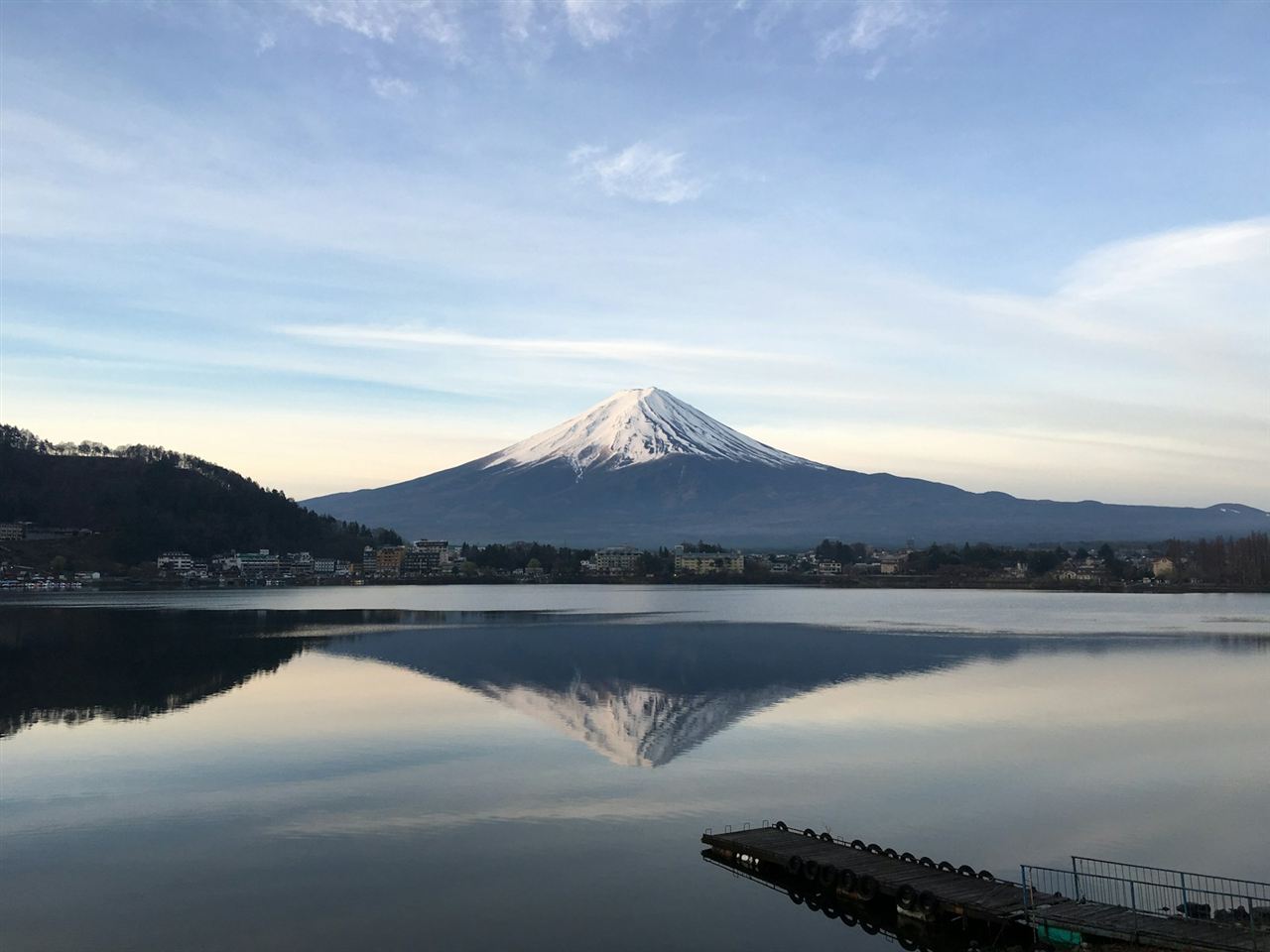 河口湖越しに見える雪化粧した富士山