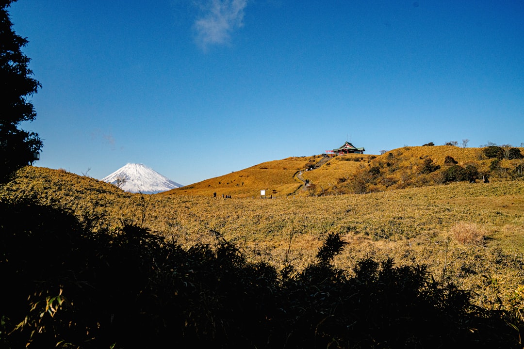 富士山の登山道を登る登山者