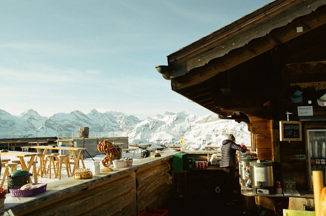 山の絶景を望む山小屋の売店