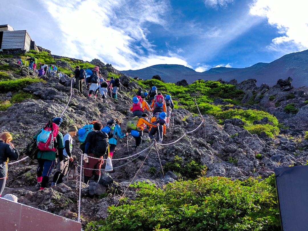 富士山の岩場を登る登山者