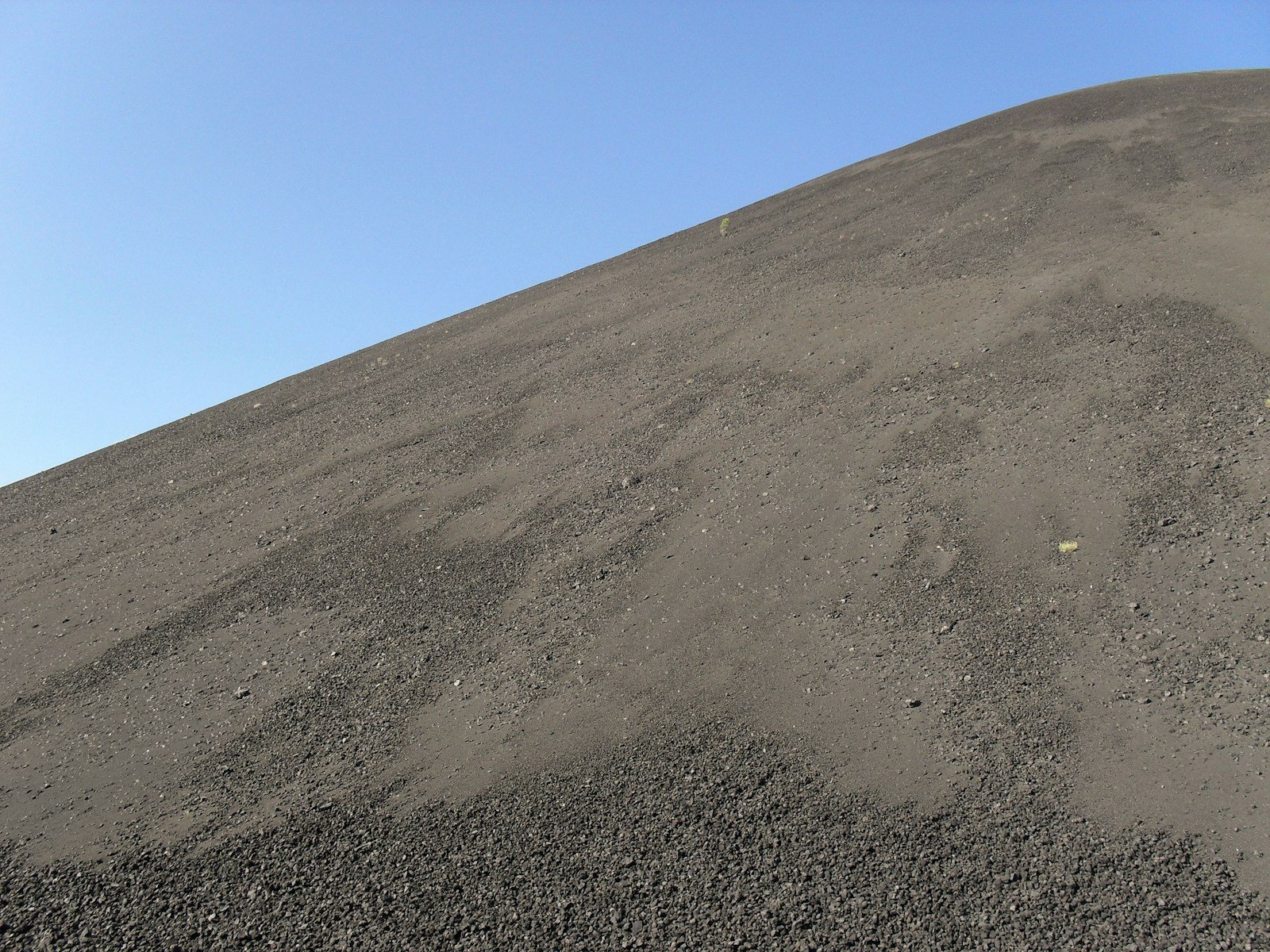 富士山の砂走りを下る登山者