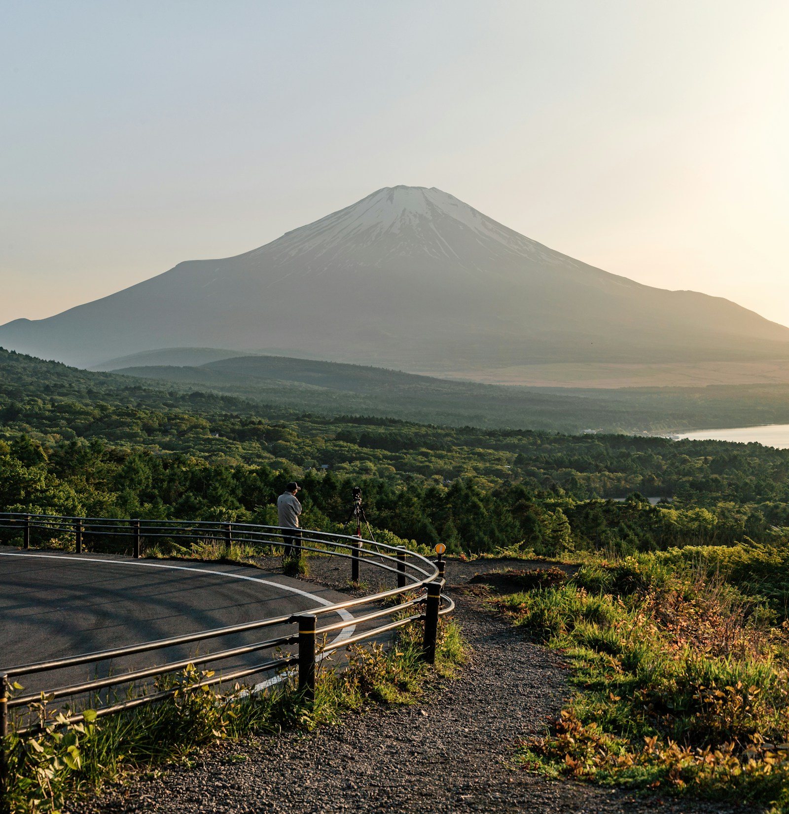 ご来光を待つ登山者