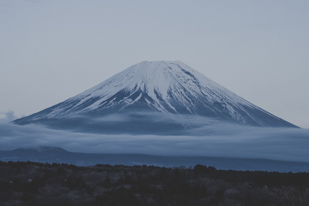 雲に囲まれた雪山