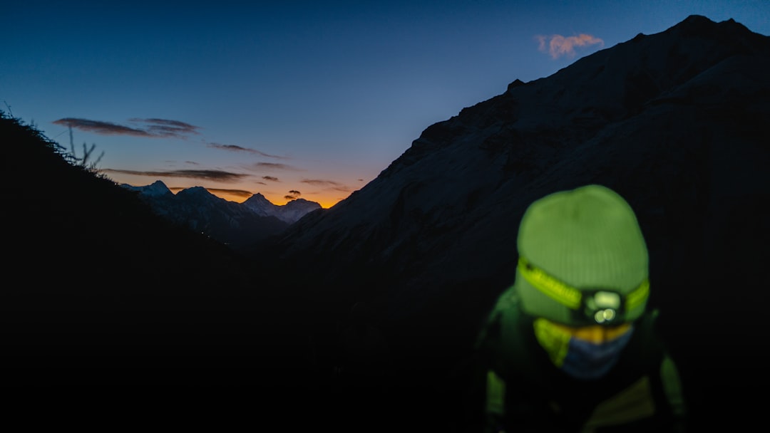 ヘッドライトをつけた登山者のシルエット