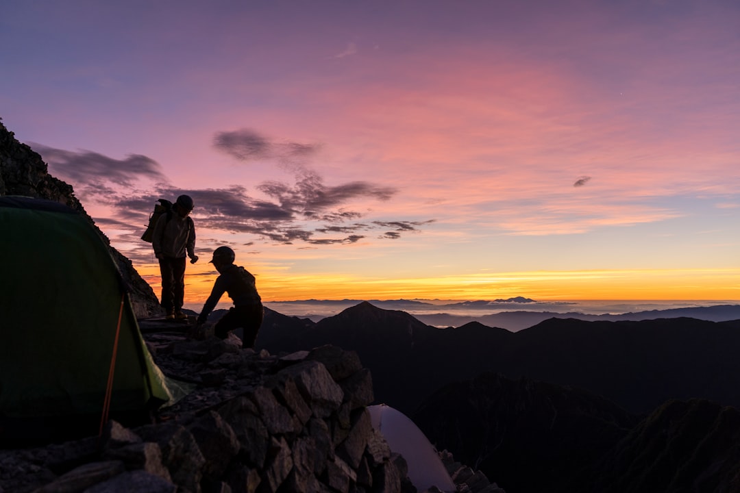 日の出を待つ2人の登山者