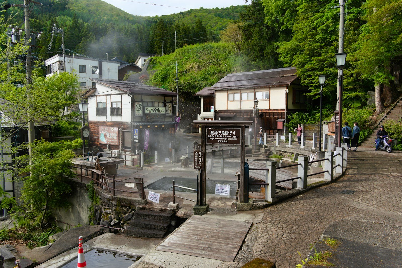 湯けむりの立つ温泉地の風景