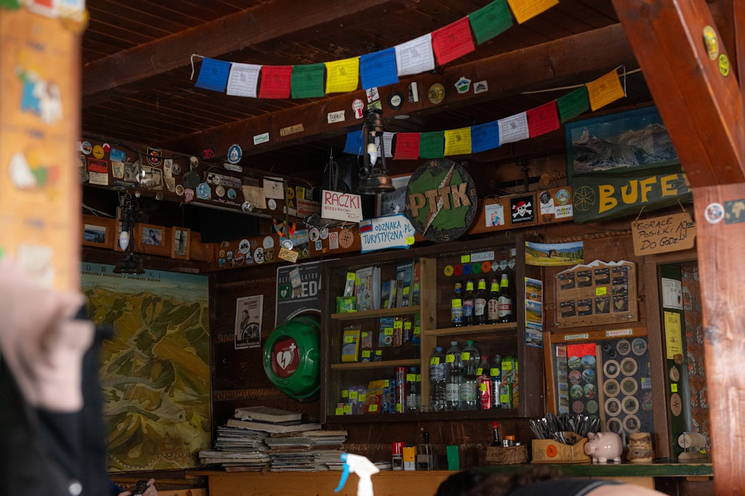 山小屋の店内で休憩する登山者