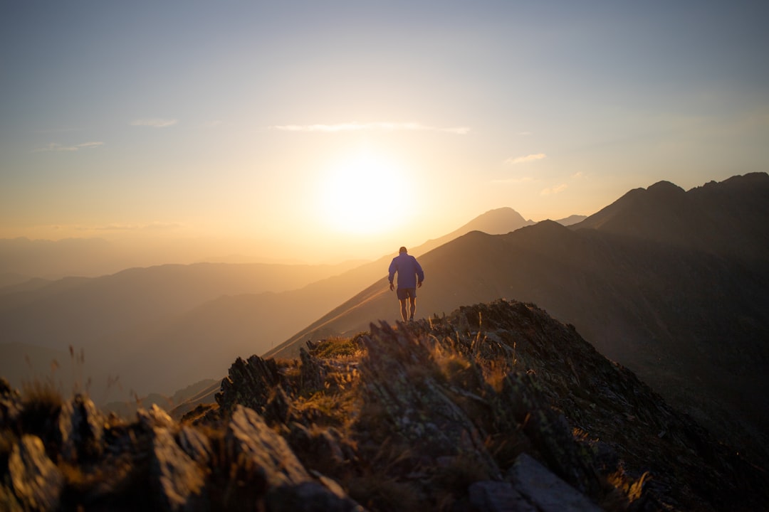 夕暮れの稜線を一人で歩く登山者