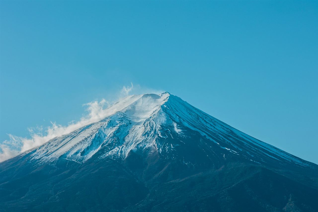 雲海の上に出た富士山の山頂